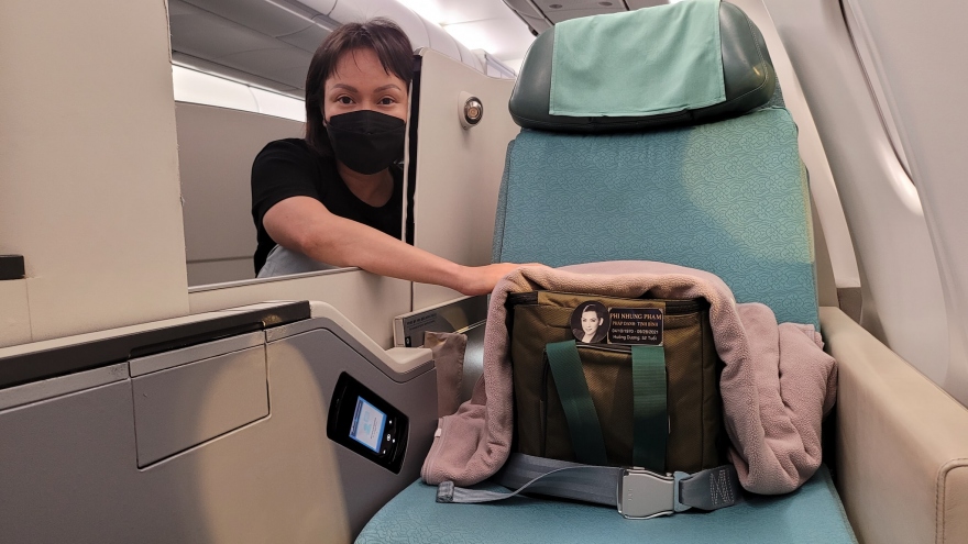 Việt Hương nghẹn lòng kể lại hành trình gần 30 tiếng đưa tro cốt Phi Nhung về Mỹ