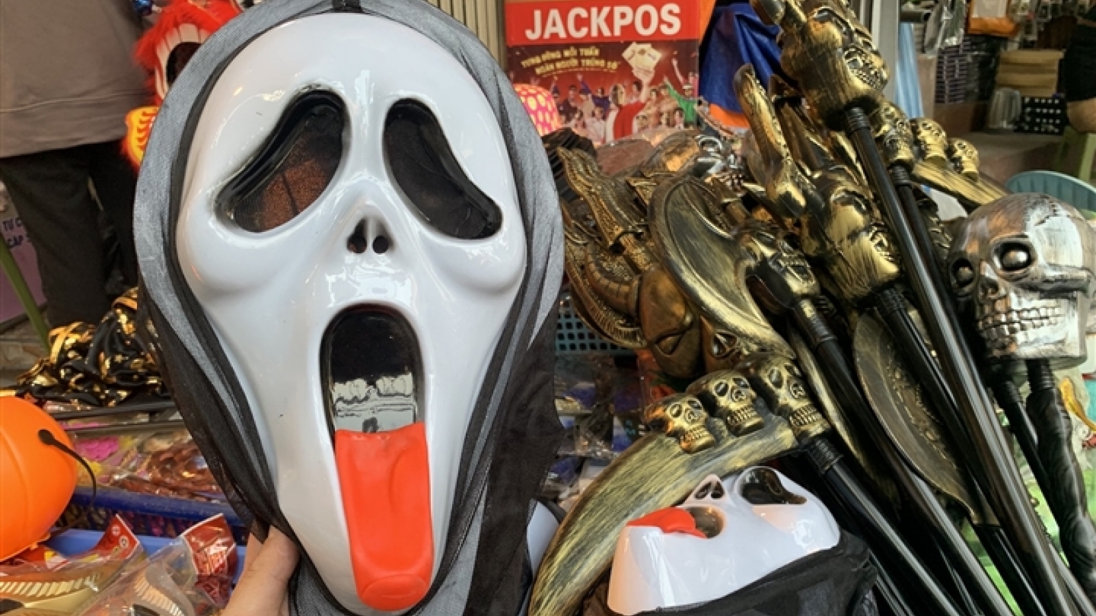 Đồ chơi Halloween ế khách