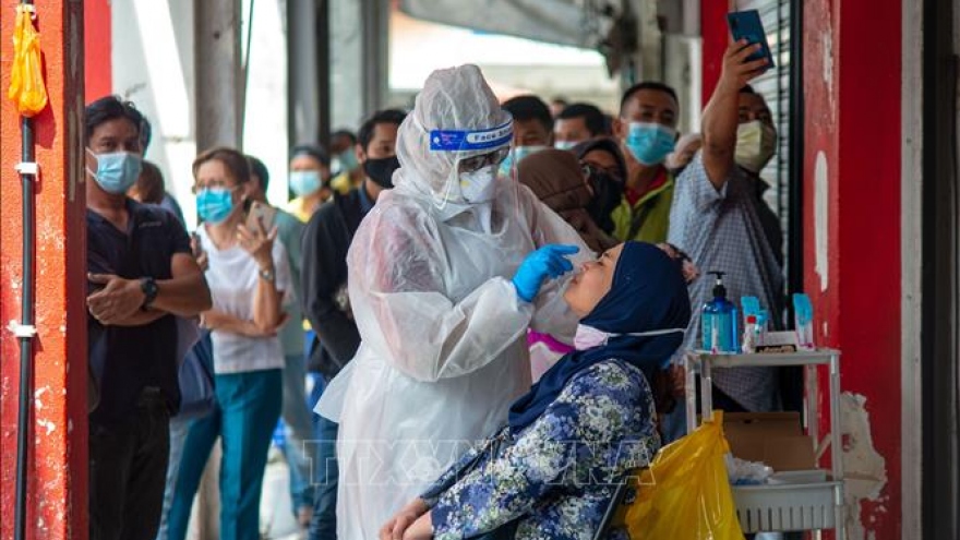 Malaysia dỡ bỏ hạn chế đi lại với người đã tiêm chủng đầy đủ