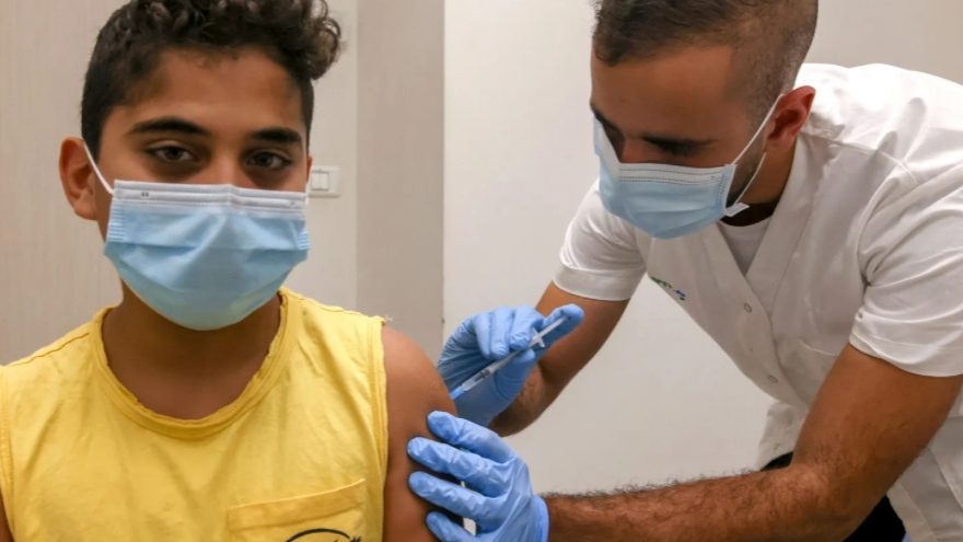 Israel chia sẻ bài học về tiêm vaccine COVID-19 cho trẻ em