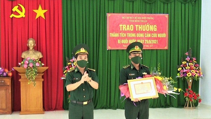 Tặng Bằng khen cho Trung úy dũng cảm cứu người ở Bình Thuận