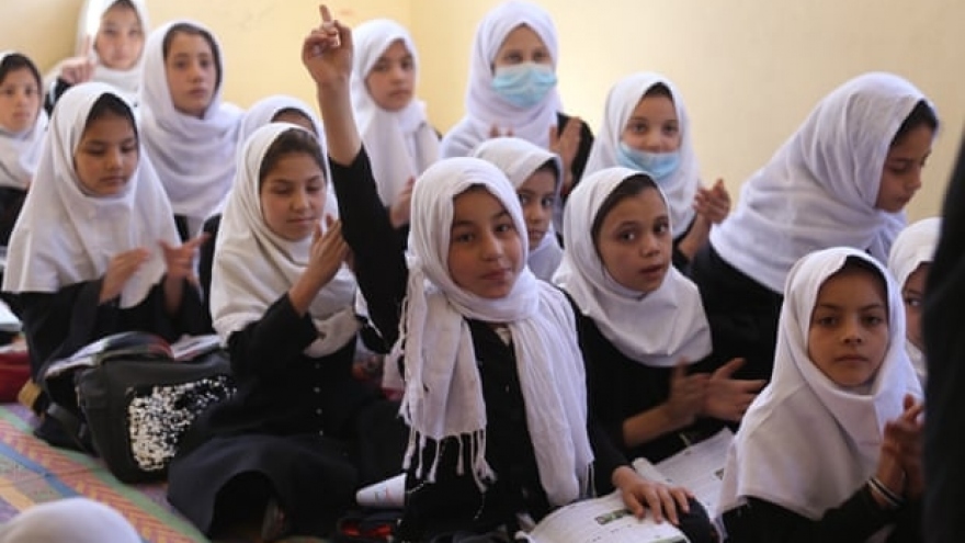 Taliban cho phép một số nữ sinh trung học đến trường