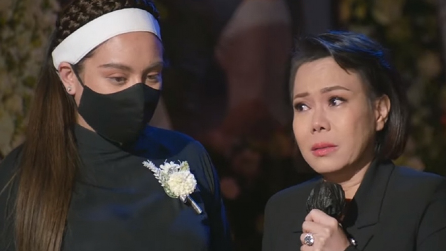 Chuyện showbiz: Việt Hương gồng mình "giấu cảm xúc", cố không khóc trong tang lễ Phi Nhung