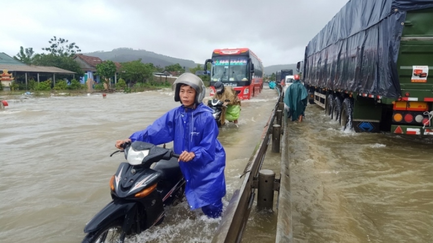 Nước các sông đang lên, Quốc lộ 1A đoạn qua Thừa Thiên Huế bị ngập sâu