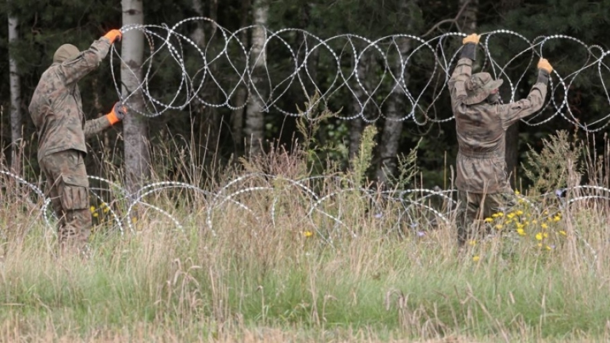 Ba Lan kiên quyết xây dựng hàng rào để ngăn dòng người di cư