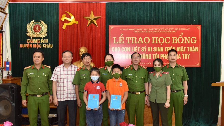 Trao học bổng "Thắp sáng ước mơ" cho con các liệt sỹ trong phòng, chống ma túy