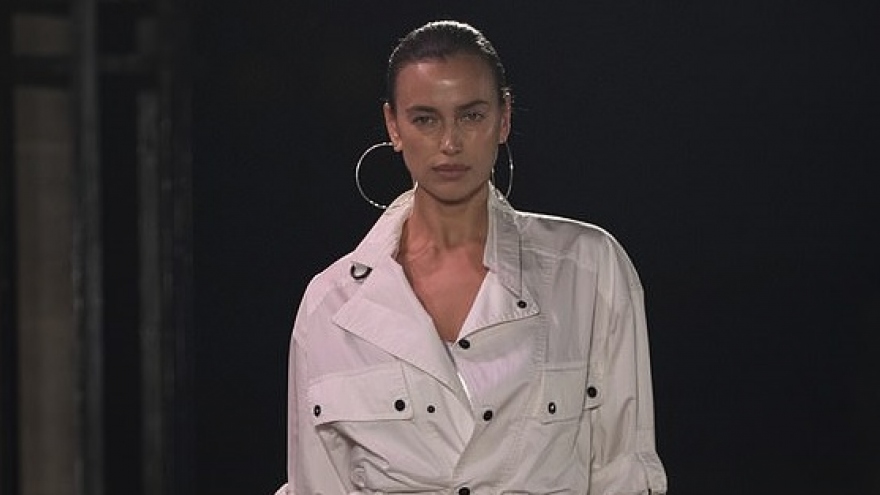 Siêu mẫu Irina Shayk "bốc lửa" trên sàn catwalk