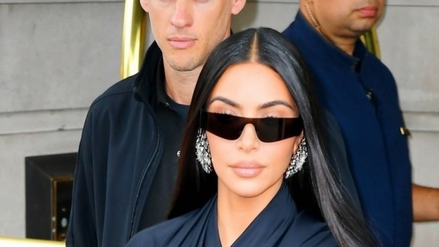 Kim Kardashian trang điểm màu nude sành điệu ra phố