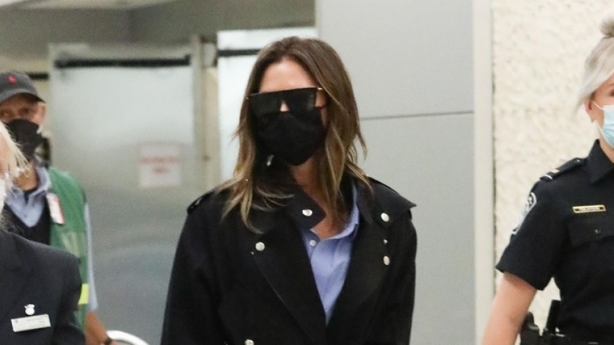 Victoria Beckham phối đồ đẳng cấp tại sân bay JFK