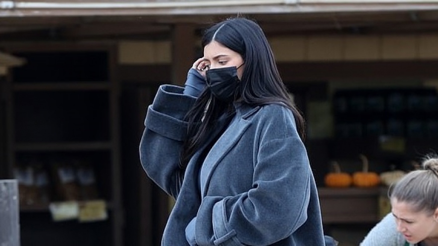 Kylie Jenner lên đồ dáng rộng "giấu" bụng bầu khi đi thăm trang trại bí ngô