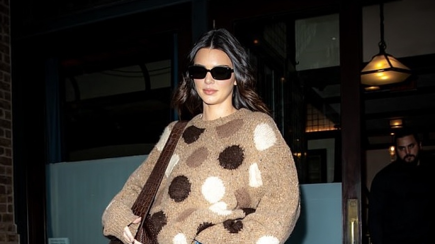Kendall Jenner xinh đẹp đi mua sắm đồ Halloween ở New York