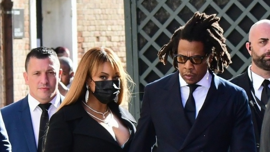 Vợ chồng Beyonce - Jay Z tình tứ dự tiệc cưới ở Italy
