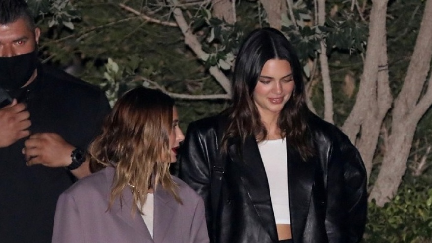 Cặp bạn thân Hailey Baldwin - Kendall Jenner xinh đẹp đi ăn tối ở nhà hàng sushi