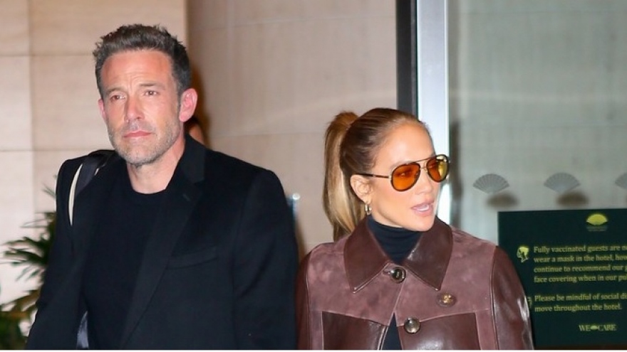 Jennifer Lopez sành điệu nắm tay bạn trai ra phố