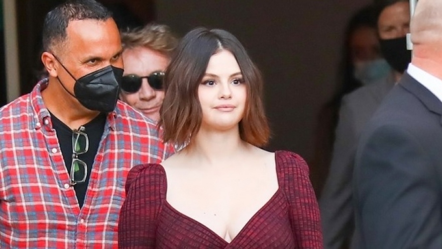 Selena Gomez diện đầm bordeaux ôm sát, để lộ vóc dáng "tròn trịa" tại sự kiện