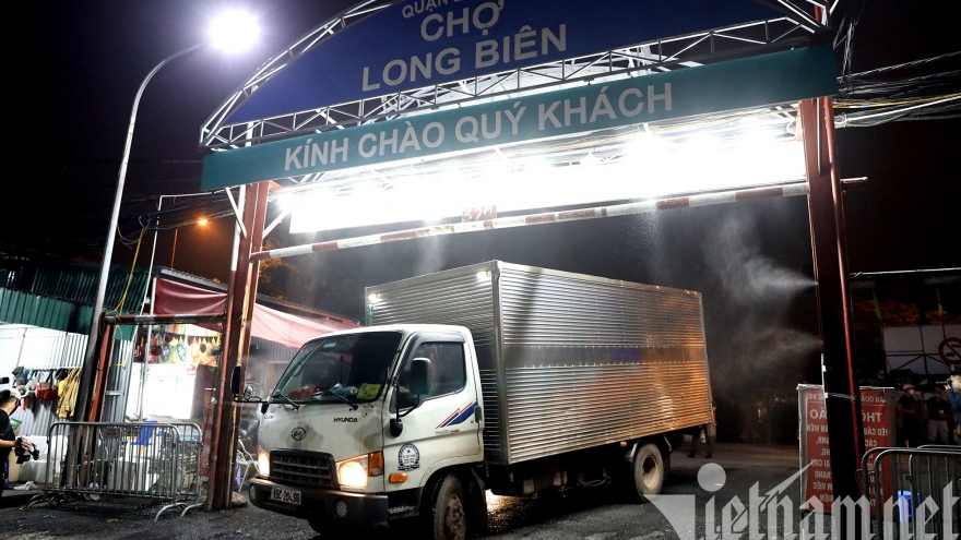 Largest wholesale market in Hanoi reopens after two-month closure