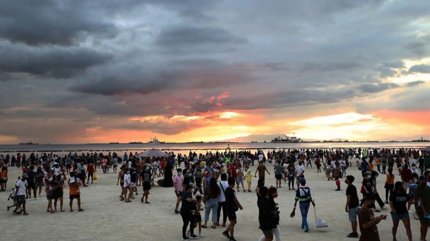Philippines đóng cửa bãi biển do hàng chục nghìn người đổ về giữa dịch bệnh