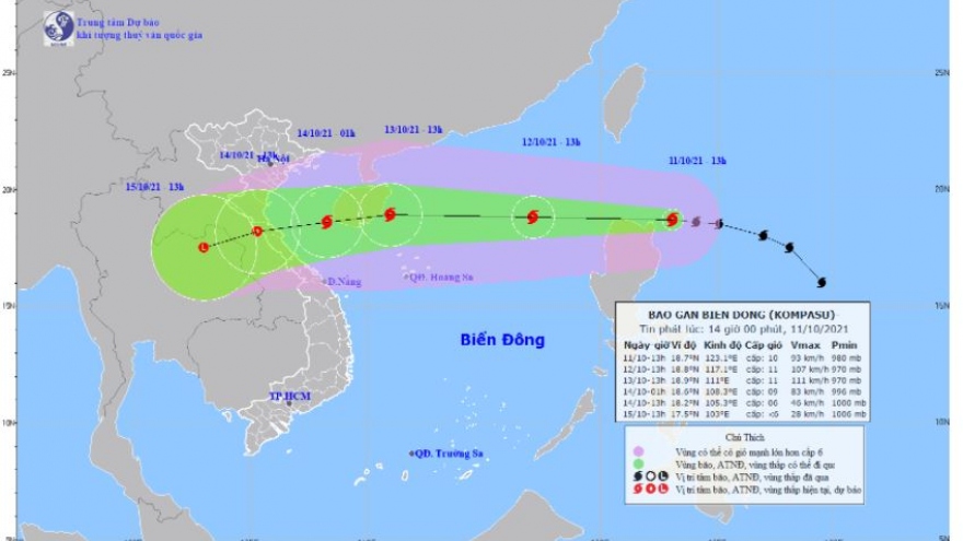 Bão Kompasu đi vào biển Đông và tiếp tục mạnh thêm