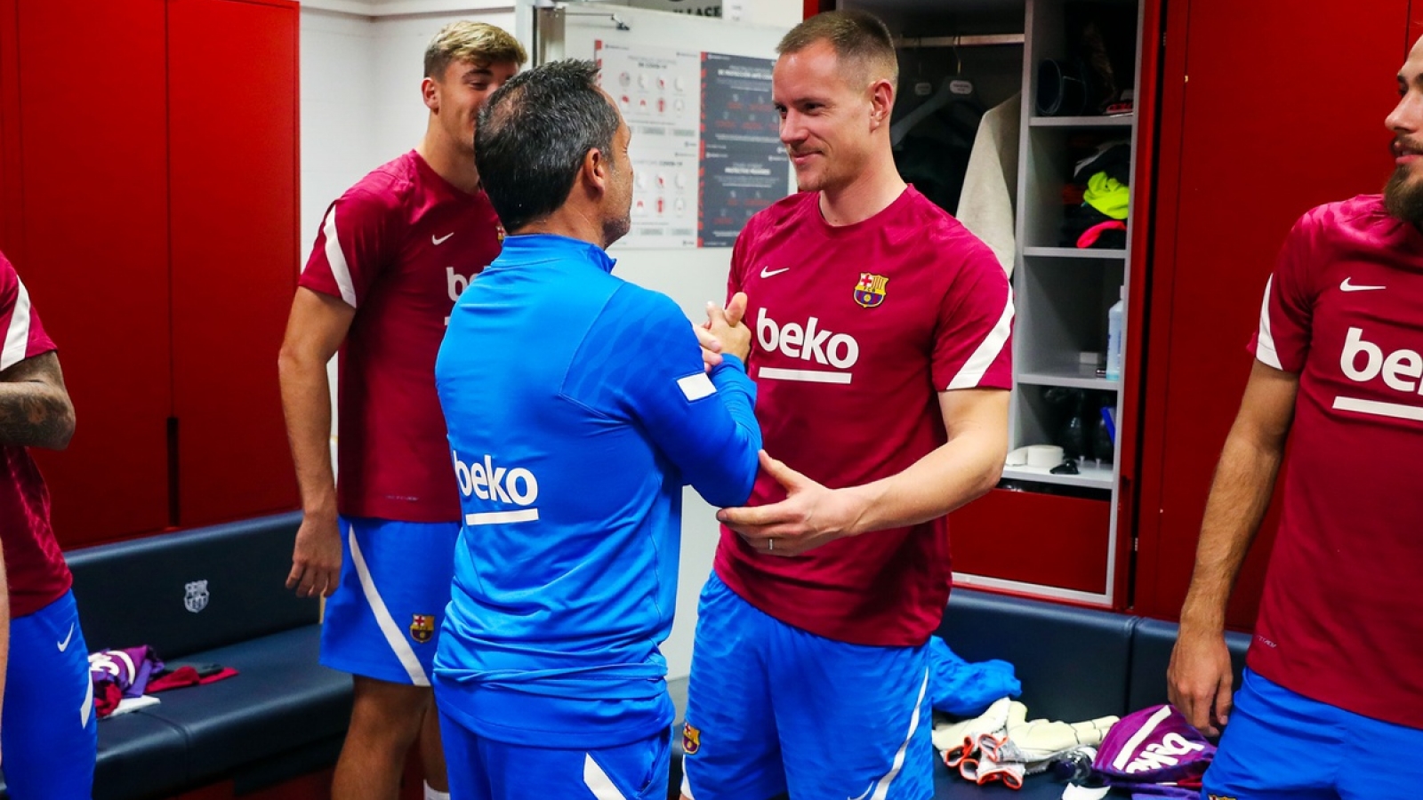 Cầu thủ Barca chào đón HLV tạm quyền 