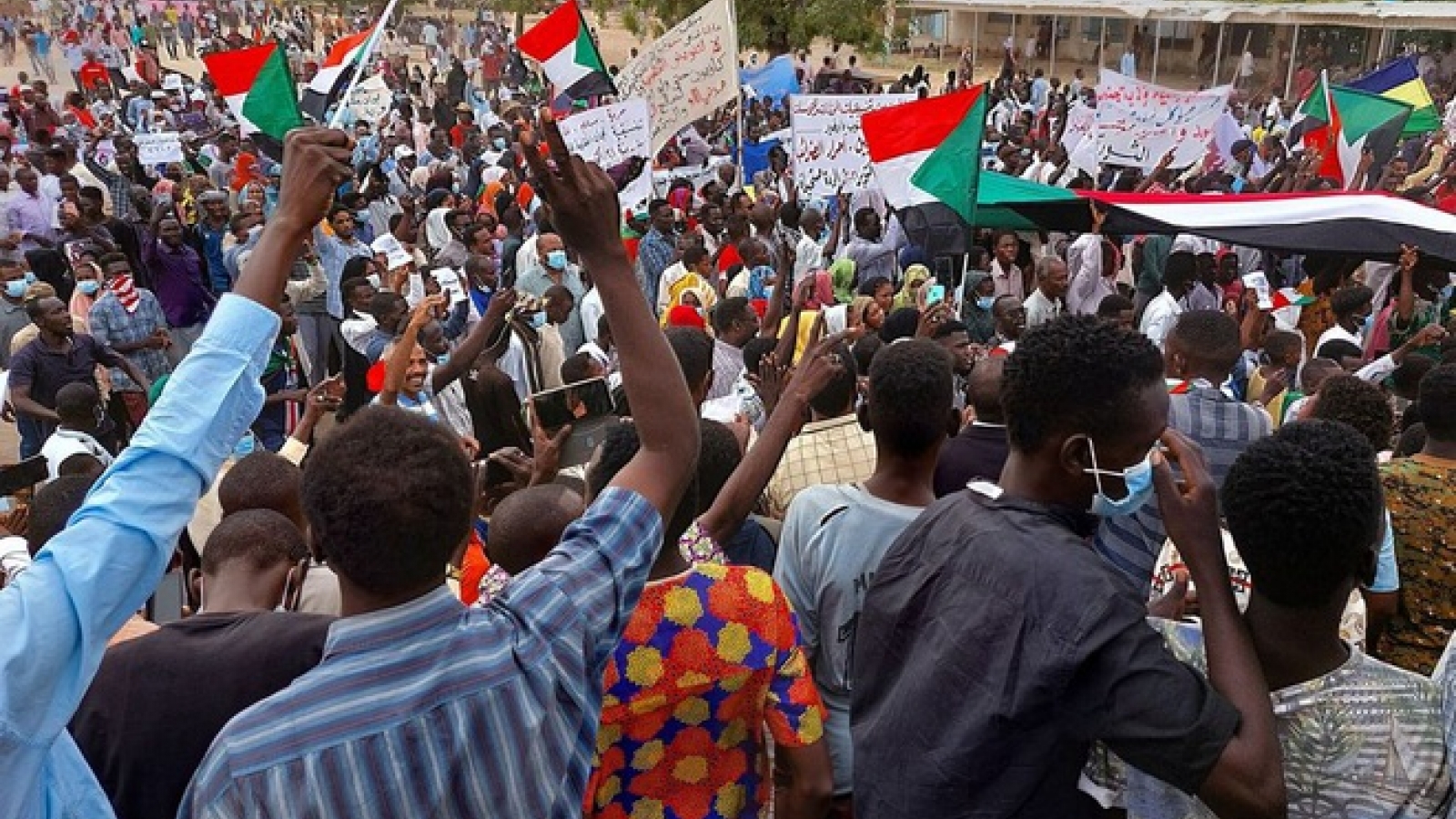 Quân đội Sudan kiểm soát đài phát thanh - truyền hình, sân bay đóng cửa