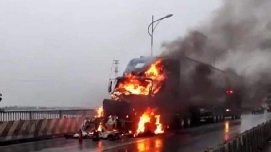 Xe container bốc cháy trên cầu Gianh, quốc lộ 1A bị ách tắc