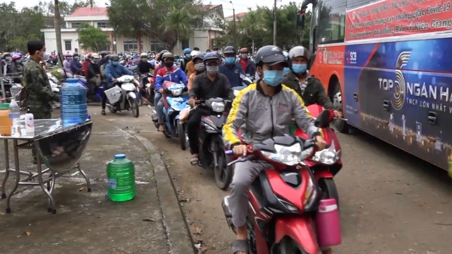 Công an Kiên Giang dẫn đường đưa gần 400 công dân về quê 