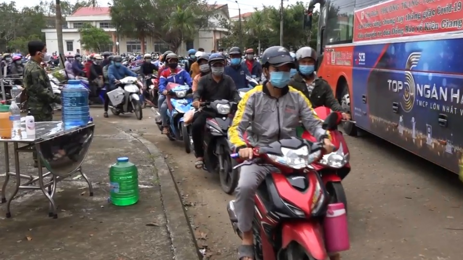 Công an Kiên Giang dẫn đường đưa gần 400 công dân về quê 