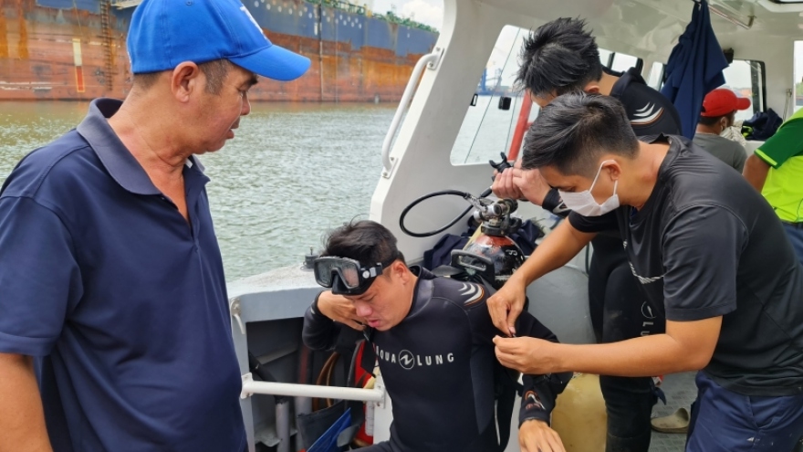 Tìm kiếm thuyền viên mất tích trong vụ chìm xà lan ở TP.HCM
