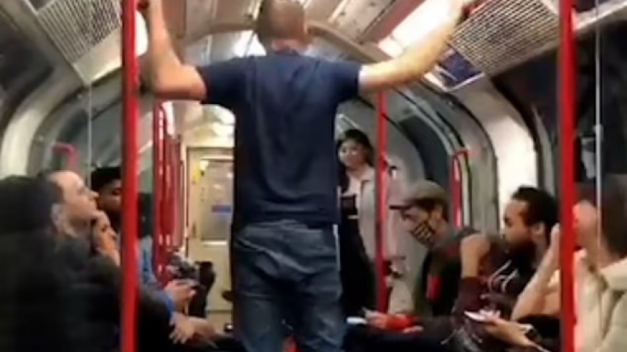 Video: Gã đầu gấu định hành hung phụ nữ trên tàu thì bị các hành khách chặn lại