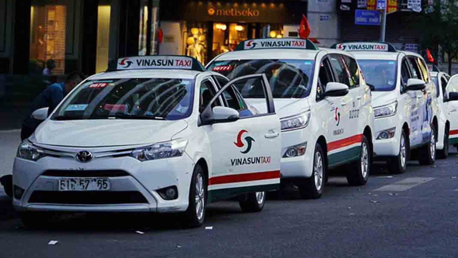 HCM City to resume buses, taxis, tech-based cars from Oct. 5