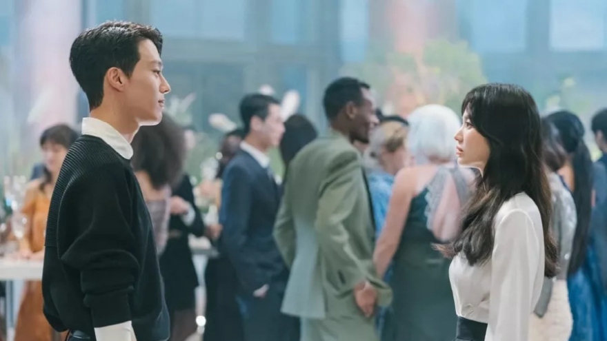 Song Hye Kyo nhìn "tình trẻ" Jang Ki Yong say đắm trong phim mới