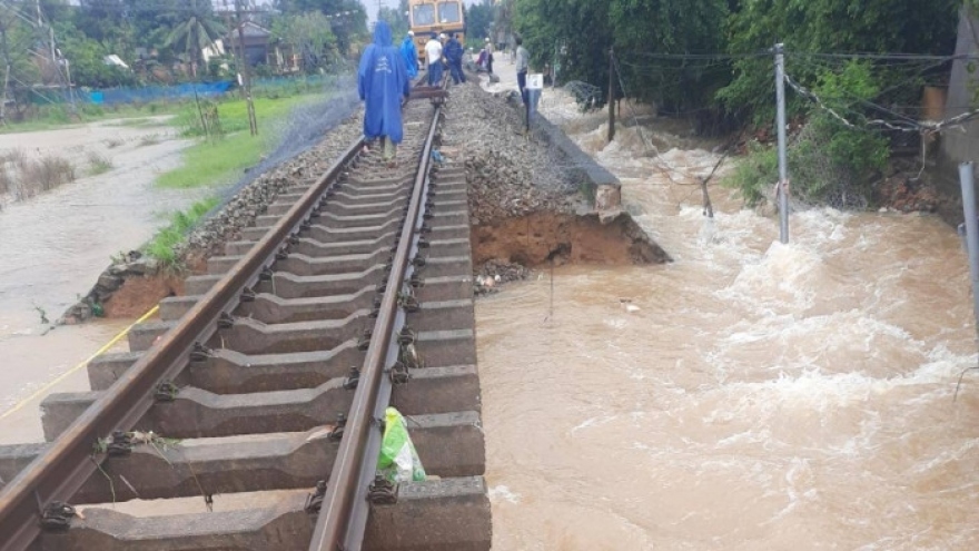 Lũ lụt miền Trung: Đường sắt đứt gãy, đường bộ ngập lũ, cao tốc sạt lở