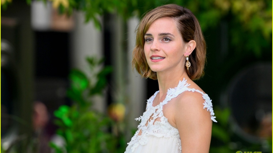 Emma Watson phối đồ sang chảnh, khoe lưng trần quyến rũ trên thảm xanh sự kiện