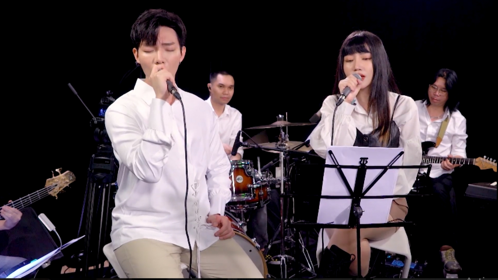 Thanh Duy hát "Tình anh bán chiếu", Orange – Erik song ca ăn ý tại The Heroes