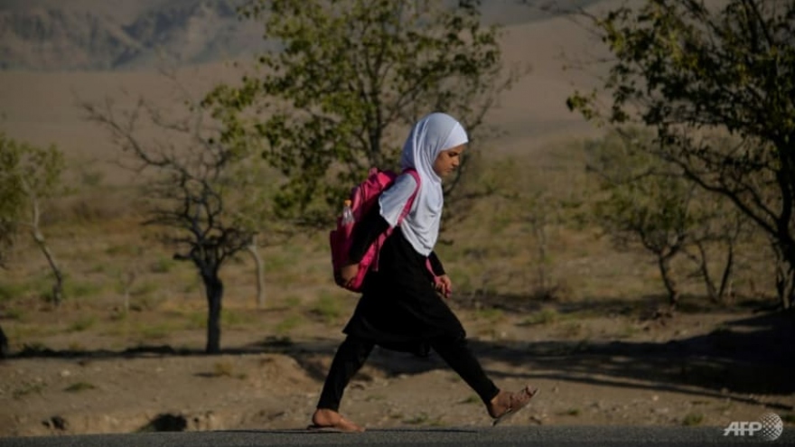 “Vì sao em không được đi học?”: Giấc mơ nữ sinh Afghanistan bị chôn vùi dưới thời Taliban