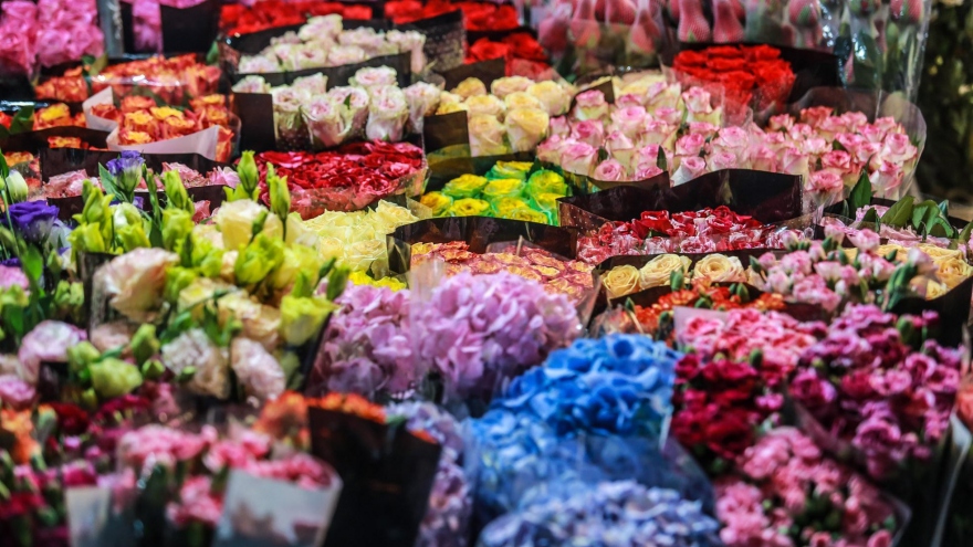 Largest flower market in Hanoi busy ahead of Vietnamese Women's Day