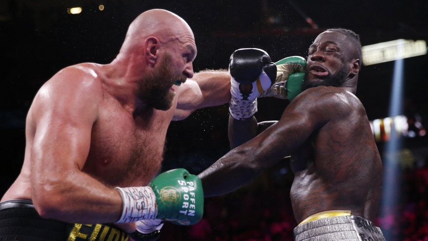 Deontay Wilder gãy tay sau trận đại chiến với Tyson Fury