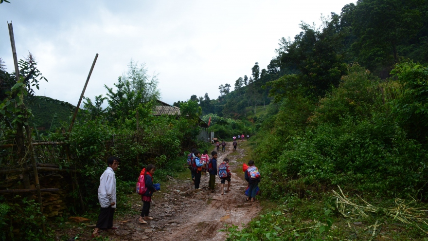 Học sinh mẫu giáo ở Thanh Hóa ngày ngày đi bộ 6 km đến trường 