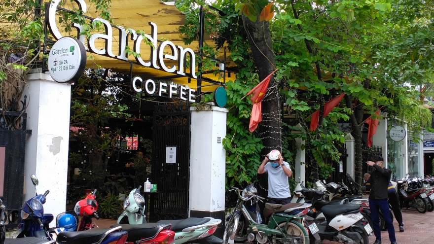 Hàng quán ở Hà Nội phục vụ khách tại chỗ: Người hy vọng, kẻ tiếc nuối