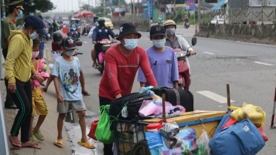 Người dân miền Tây rời TP.HCM, đi bộ hàng trăm cây số để về quê