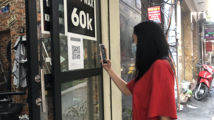 Yêu cầu quét mã QR khi đi mua hàng: Chỉ là hình thức?