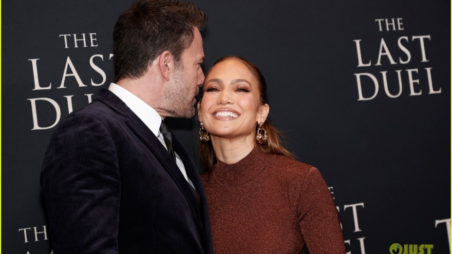 Jennifer Lopez gợi cảm bên bạn trai Ben Affleck tại sự kiện