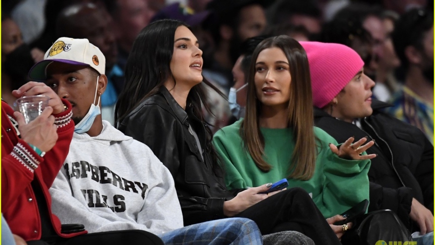 Vợ chồng Justin Bieber tình tứ đến cổ vũ bạn trai của Kendall Jenner thi đấu bóng rổ