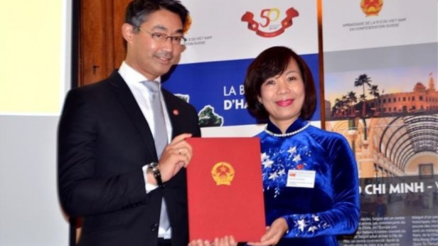 Appointment decision presented to Vietnam’s Honorary Consul to Switzerland