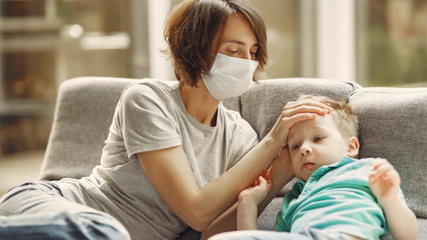Tiêm vaccine: Cách để cha mẹ không lây nhiễm Covid-19 cho trẻ nhỏ