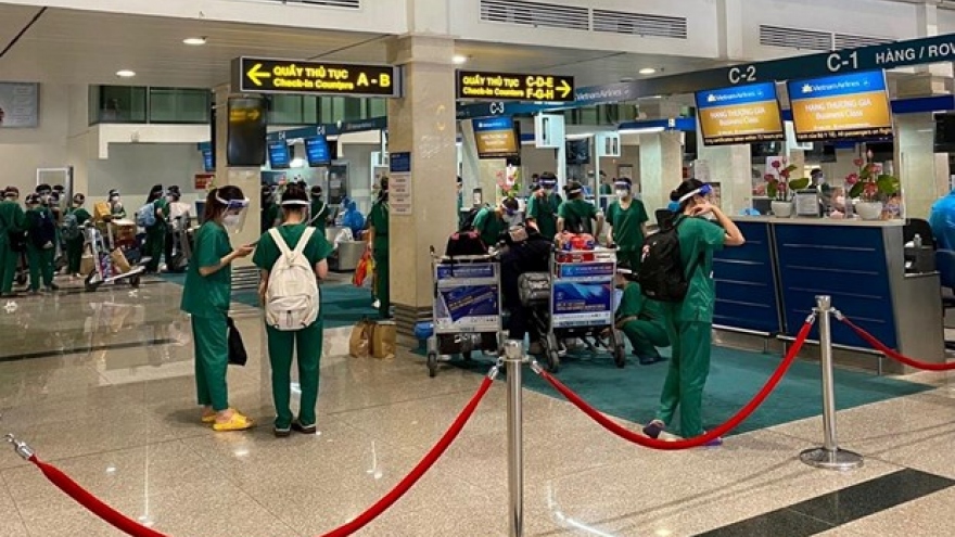 Nearly 1,000 medical personnel return to Hanoi from HCM City