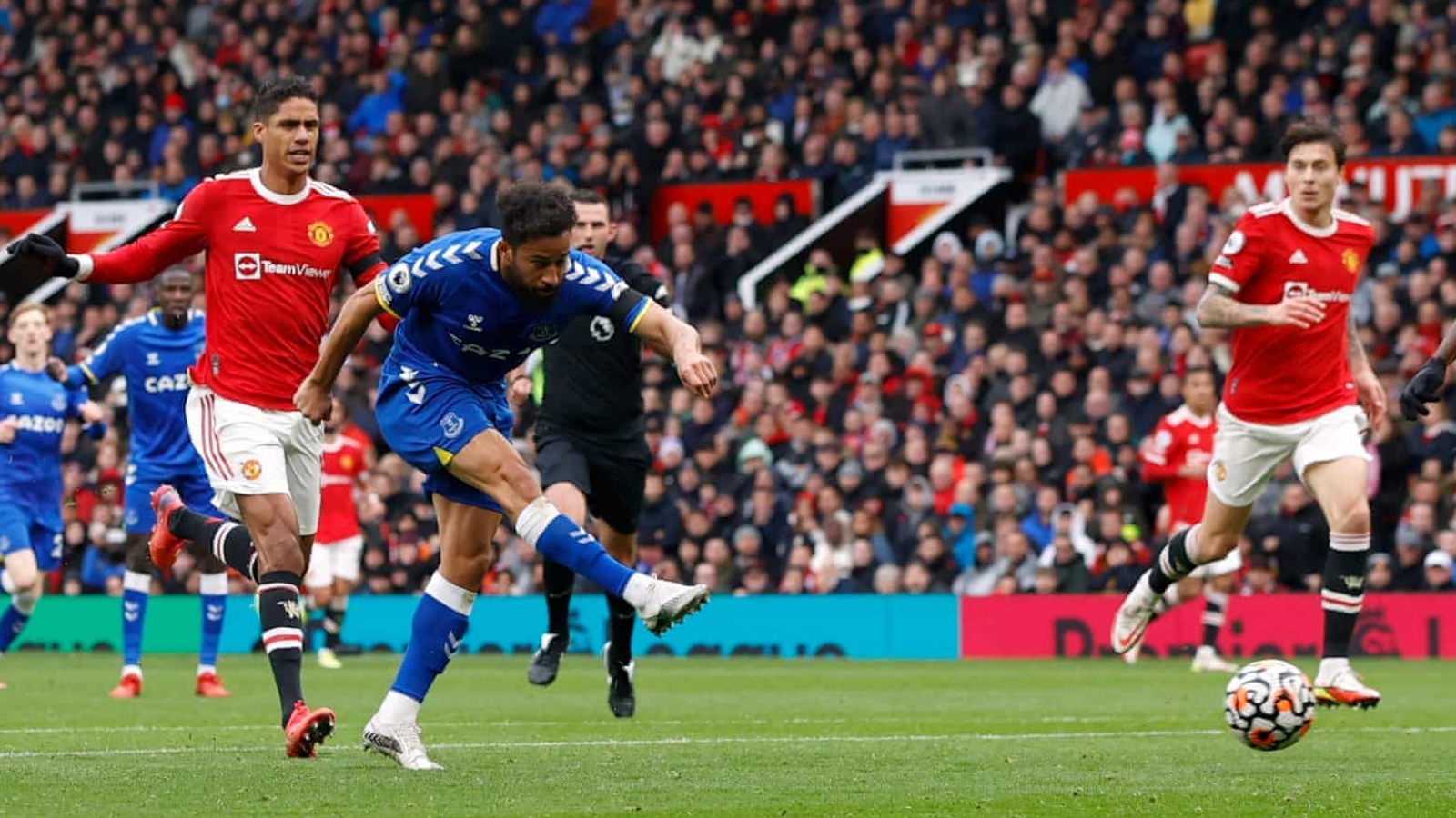 Công làm thủ phá, MU hoà "hú vía" trước Everton