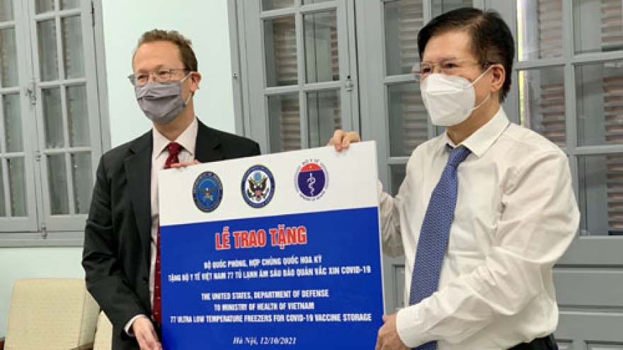 Vietnam receives 36 ultra-low temperature freezers from the US