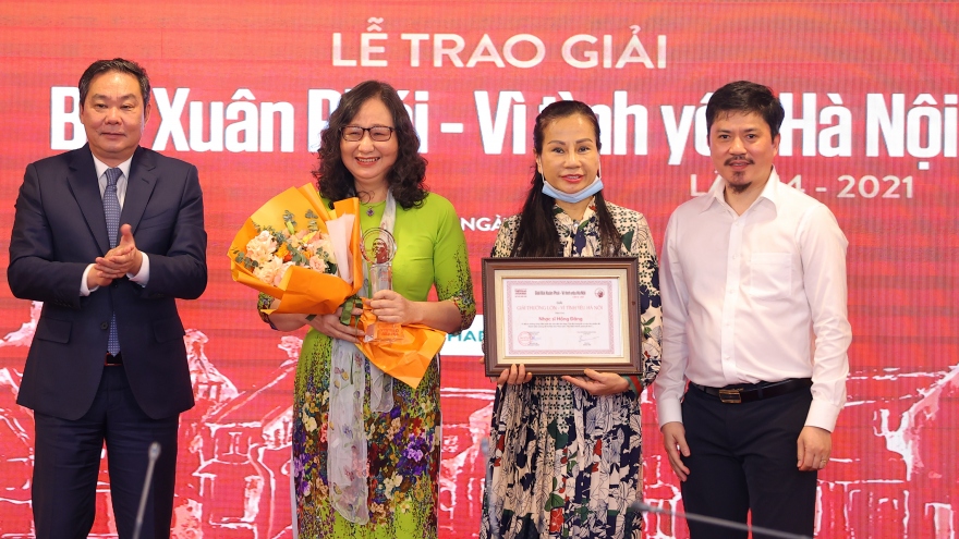 Nhạc sĩ Hồng Đăng nhận Giải thưởng Lớn - Vì tình yêu Hà Nội 2021