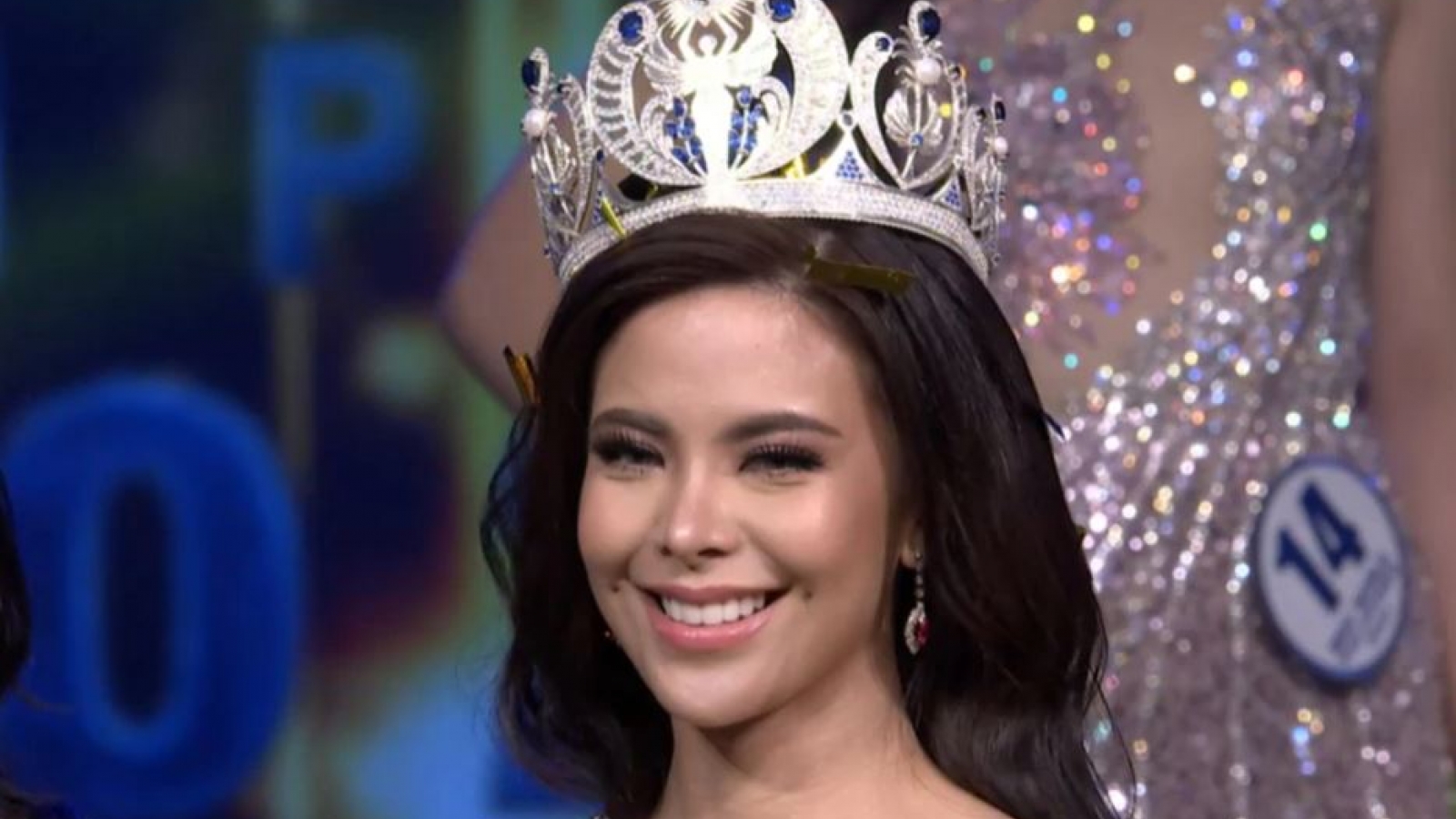 Miss World Philippines 2021: Hoa hậu 2 lần vấp ngã - Á hậu từ bỏ danh hiệu